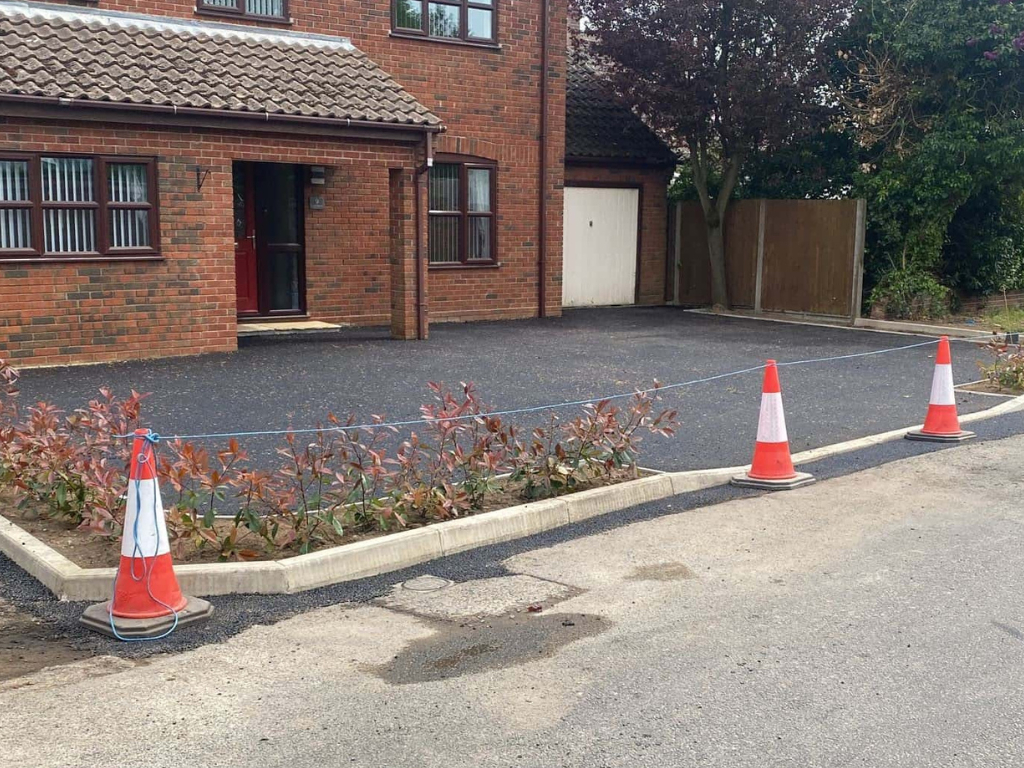 This is a newly installed tarmac driveway just installed by Great Yarmouth Driveways